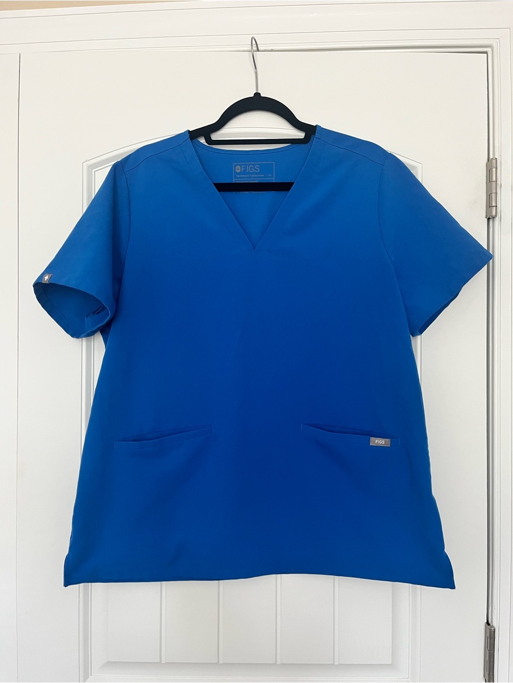 Figs Casma Women's Short-Sleeve V-Neck 3 Pocket Top in Royal Blue Size Large